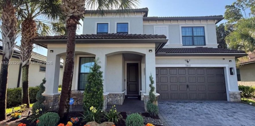 House in Tamarac, Florida 4 bedrooms, 239.87 sq.m. № 2378637
