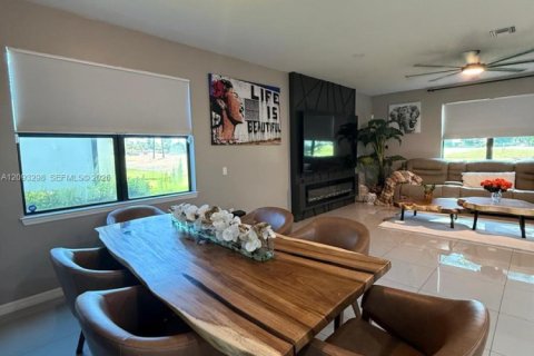 House in Tamarac, Florida 4 bedrooms, 239.87 sq.m. № 2378637 - photo 8