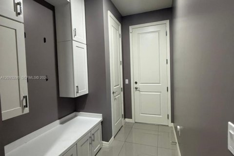 House in Tamarac, Florida 4 bedrooms, 239.87 sq.m. № 2378637 - photo 13