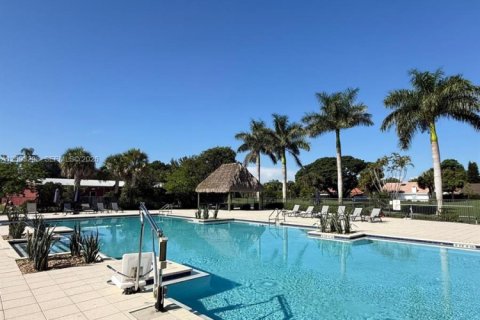 House in Tamarac, Florida 4 bedrooms, 239.87 sq.m. № 2378637 - photo 27