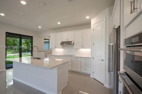 House in Tamarac, Florida 4 bedrooms, 239.87 sq.m. № 2378637 - photo 4
