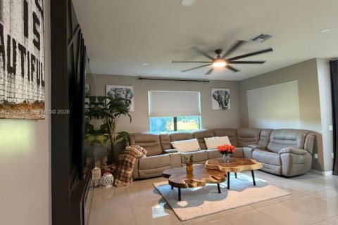 House in Tamarac, Florida 4 bedrooms, 239.87 sq.m. № 2378637 - photo 9