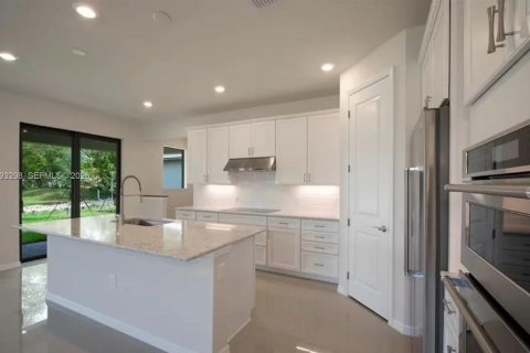 House in Tamarac, Florida 4 bedrooms, 239.87 sq.m. № 2378637 - photo 7