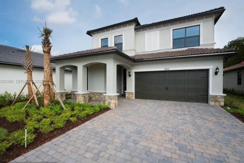 House in Tamarac, Florida 4 bedrooms, 239.87 sq.m. № 2378637 - photo 2
