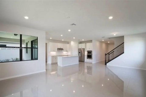 House in Tamarac, Florida 4 bedrooms, 239.87 sq.m. № 2378637 - photo 5