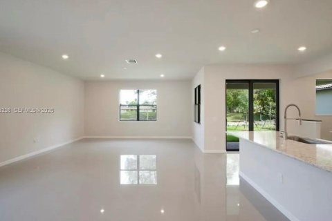 House in Tamarac, Florida 4 bedrooms, 239.87 sq.m. № 2378637 - photo 6