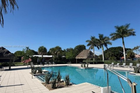 House in Tamarac, Florida 4 bedrooms, 239.87 sq.m. № 2378637 - photo 28