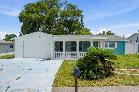 House in New Port Richey, Florida 2 bedrooms, 137.5 sq.m. № 2230502 - photo 2