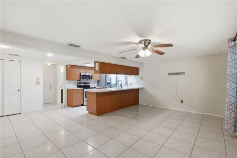 House in New Port Richey, Florida 2 bedrooms, 137.5 sq.m. № 2230502 - photo 12