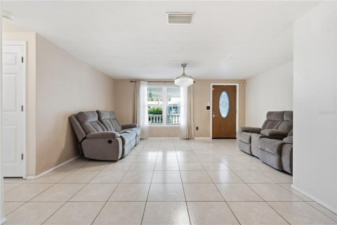 House in New Port Richey, Florida 2 bedrooms, 137.5 sq.m. № 2230502 - photo 7