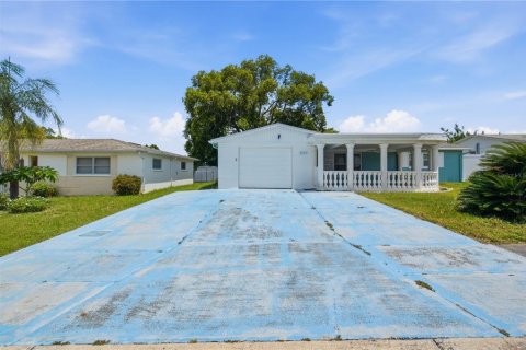 House in New Port Richey, Florida 2 bedrooms, 137.5 sq.m. № 2230502 - photo 3