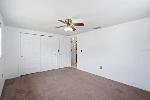 House in New Port Richey, Florida 2 bedrooms, 137.5 sq.m. № 2230502 - photo 24
