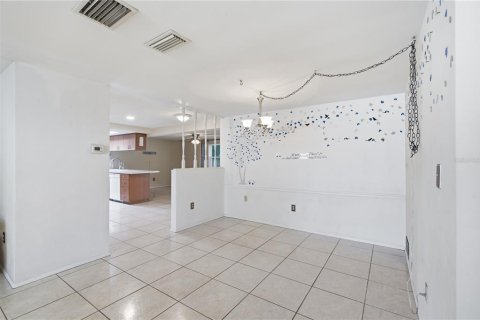 House in New Port Richey, Florida 2 bedrooms, 137.5 sq.m. № 2230502 - photo 16
