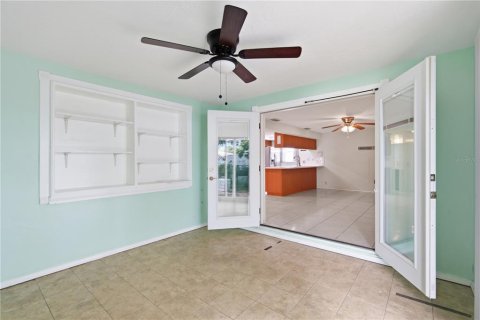 House in New Port Richey, Florida 2 bedrooms, 137.5 sq.m. № 2230502 - photo 27