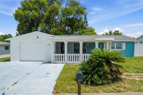 House in New Port Richey, Florida 2 bedrooms, 137.5 sq.m. № 2230502