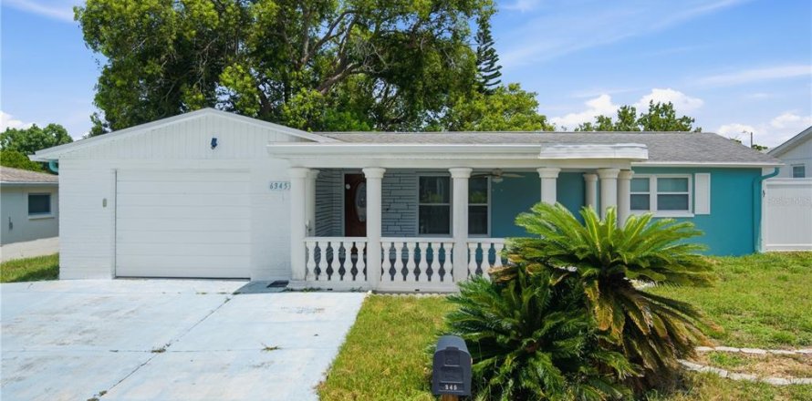 House in New Port Richey, Florida 2 bedrooms, 137.5 sq.m. № 2230502