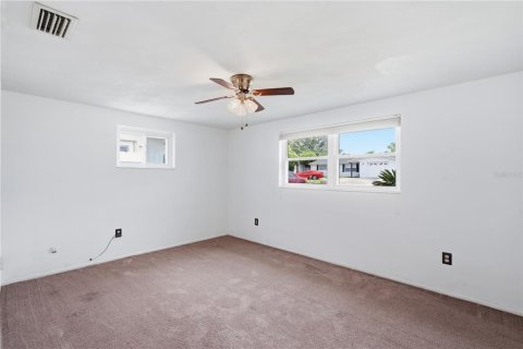 House in New Port Richey, Florida 2 bedrooms, 137.5 sq.m. № 2230502 - photo 23