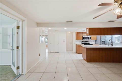 House in New Port Richey, Florida 2 bedrooms, 137.5 sq.m. № 2230502 - photo 11