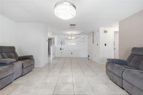 House in New Port Richey, Florida 2 bedrooms, 137.5 sq.m. № 2230502 - photo 9