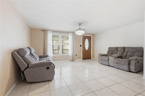 House in New Port Richey, Florida 2 bedrooms, 137.5 sq.m. № 2230502 - photo 8