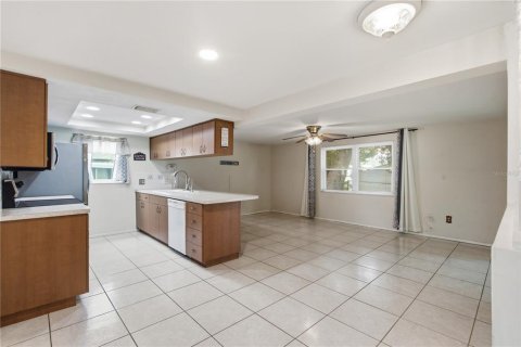 House in New Port Richey, Florida 2 bedrooms, 137.5 sq.m. № 2230502 - photo 10