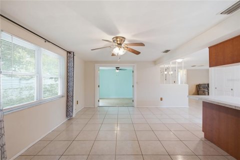 House in New Port Richey, Florida 2 bedrooms, 137.5 sq.m. № 2230502 - photo 13