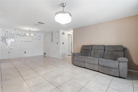 House in New Port Richey, Florida 2 bedrooms, 137.5 sq.m. № 2230502 - photo 6