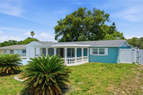 House in New Port Richey, Florida 2 bedrooms, 137.5 sq.m. № 2230502 - photo 4