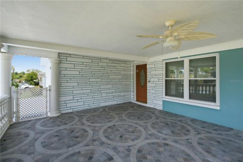 House in New Port Richey, Florida 2 bedrooms, 137.5 sq.m. № 2230502 - photo 5