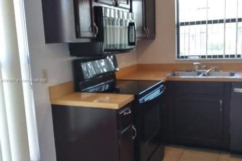 Снять в аренду таунхаус в Киссимми, Флорида 2 спальни, № 1973426 - фото 3