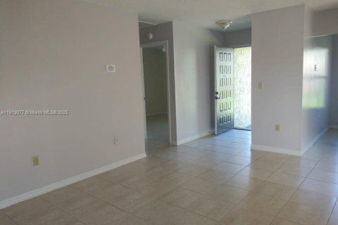 Снять в аренду таунхаус в Киссимми, Флорида 2 спальни, № 1973426 - фото 2