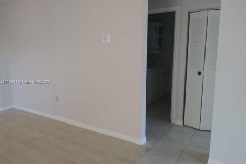 Снять в аренду таунхаус в Киссимми, Флорида 2 спальни, № 1973426 - фото 4