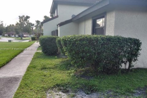 Снять в аренду таунхаус в Киссимми, Флорида 2 спальни, № 1973426 - фото 1