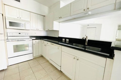 Купить кондоминиум в Санни-Айлс-Бич, Флорида 2 спальни, 103.68м2, № 2041285 - фото 5