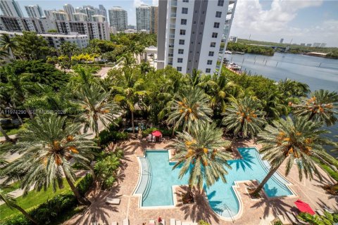 Купить кондоминиум в Санни-Айлс-Бич, Флорида 2 спальни, 103.68м2, № 2041285 - фото 19