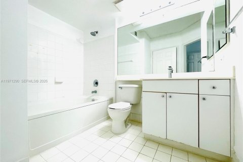 Купить кондоминиум в Санни-Айлс-Бич, Флорида 2 спальни, 103.68м2, № 2041285 - фото 15