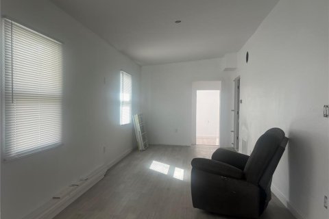 Casa en venta en Port Charlotte, Florida, 3 dormitorios, 85.28 m2 № 1685003 - foto 5