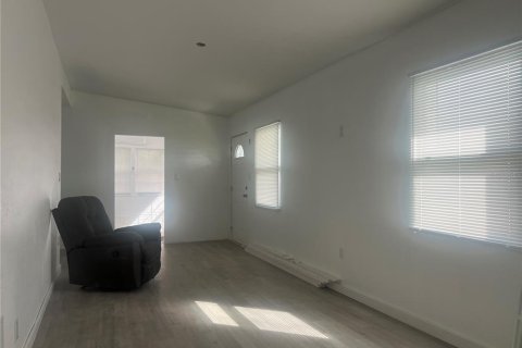 Casa en venta en Port Charlotte, Florida, 3 dormitorios, 85.28 m2 № 1685003 - foto 4