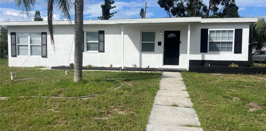 Casa en Port Charlotte, Florida 3 dormitorios, 85.28 m2 № 1685003