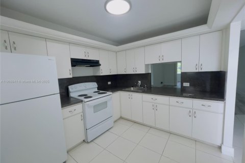 Condominio en venta en Miami, Florida, 1 dormitorio, 96.99 m2 № 1965804 - foto 2