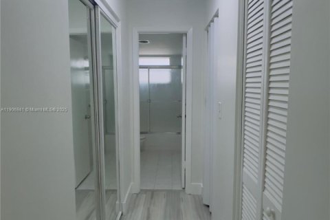 Condominio en venta en Miami, Florida, 1 dormitorio, 96.99 m2 № 1965804 - foto 12