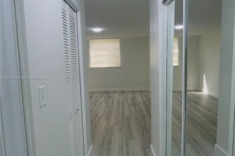 Condominio en venta en Miami, Florida, 1 dormitorio, 96.99 m2 № 1965804 - foto 10