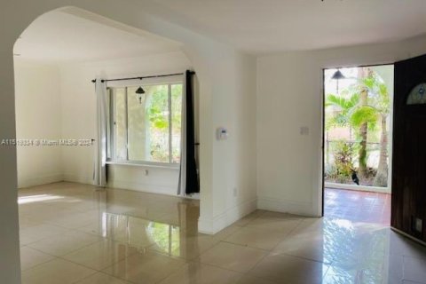House in El Portal, Florida 3 bedrooms, 219.25 sq.m. № 1703025 - photo 14