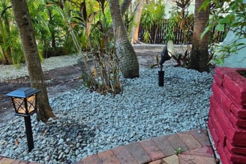 House in El Portal, Florida 3 bedrooms, 219.25 sq.m. № 1703025 - photo 7