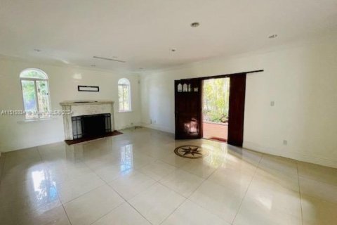House in El Portal, Florida 3 bedrooms, 219.25 sq.m. № 1703025 - photo 11