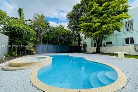 House in El Portal, Florida 3 bedrooms, 219.25 sq.m. № 1703025 - photo 6