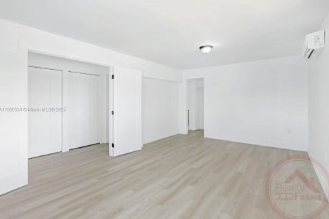 House in Miami, Florida 4 bedrooms, 152.55 sq.m. № 1944411 - photo 23