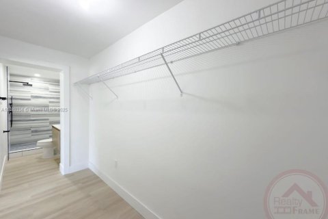 House in Miami, Florida 4 bedrooms, 152.55 sq.m. № 1944411 - photo 25