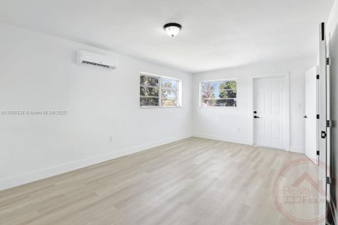 House in Miami, Florida 4 bedrooms, 152.55 sq.m. № 1944411 - photo 24