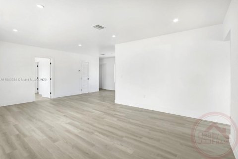 House in Miami, Florida 4 bedrooms, 152.55 sq.m. № 1944411 - photo 10